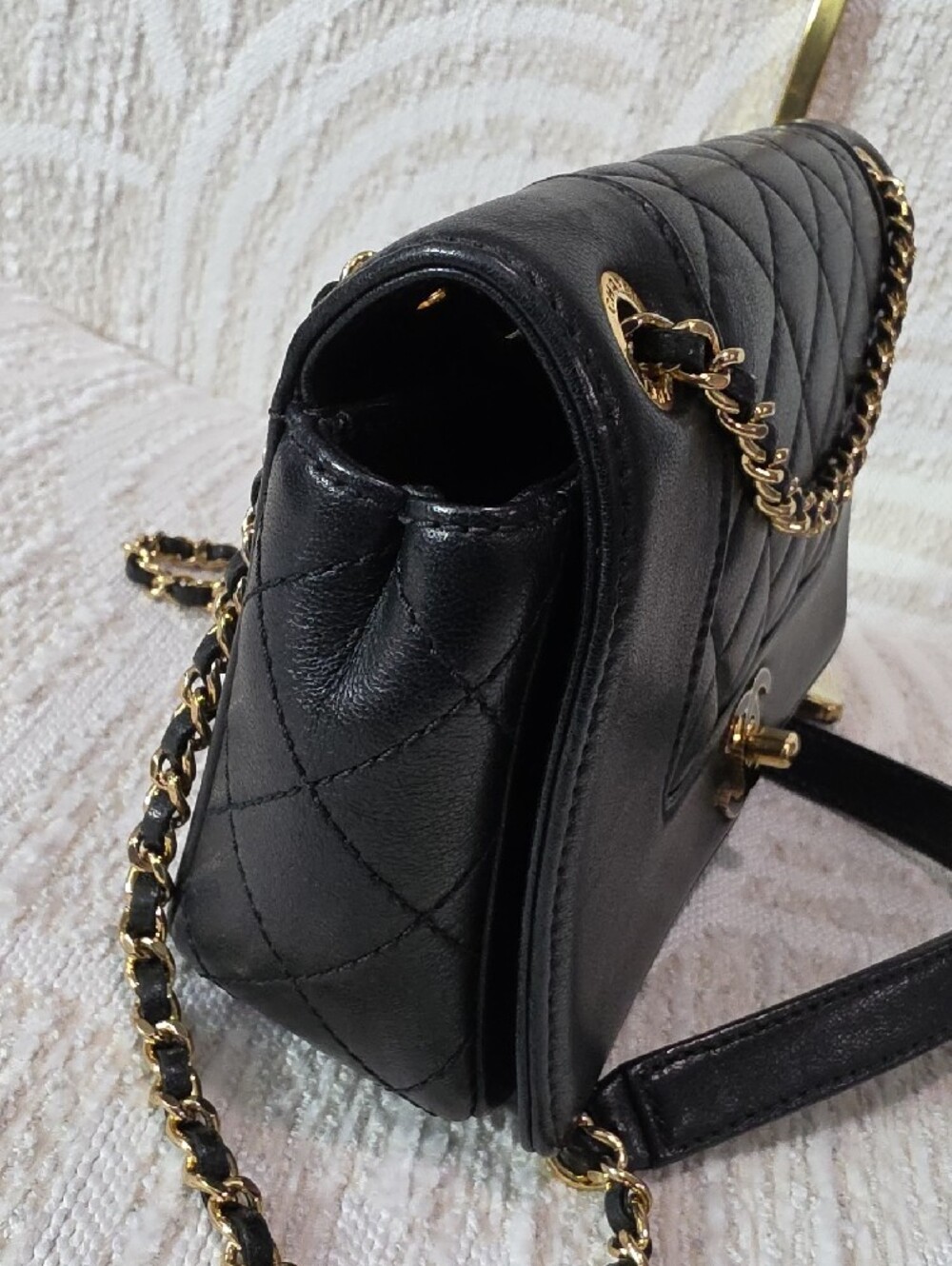 CHANEL Black Quilted Leather Shoulder Bag with Gold Chain - Picture 5 of 16